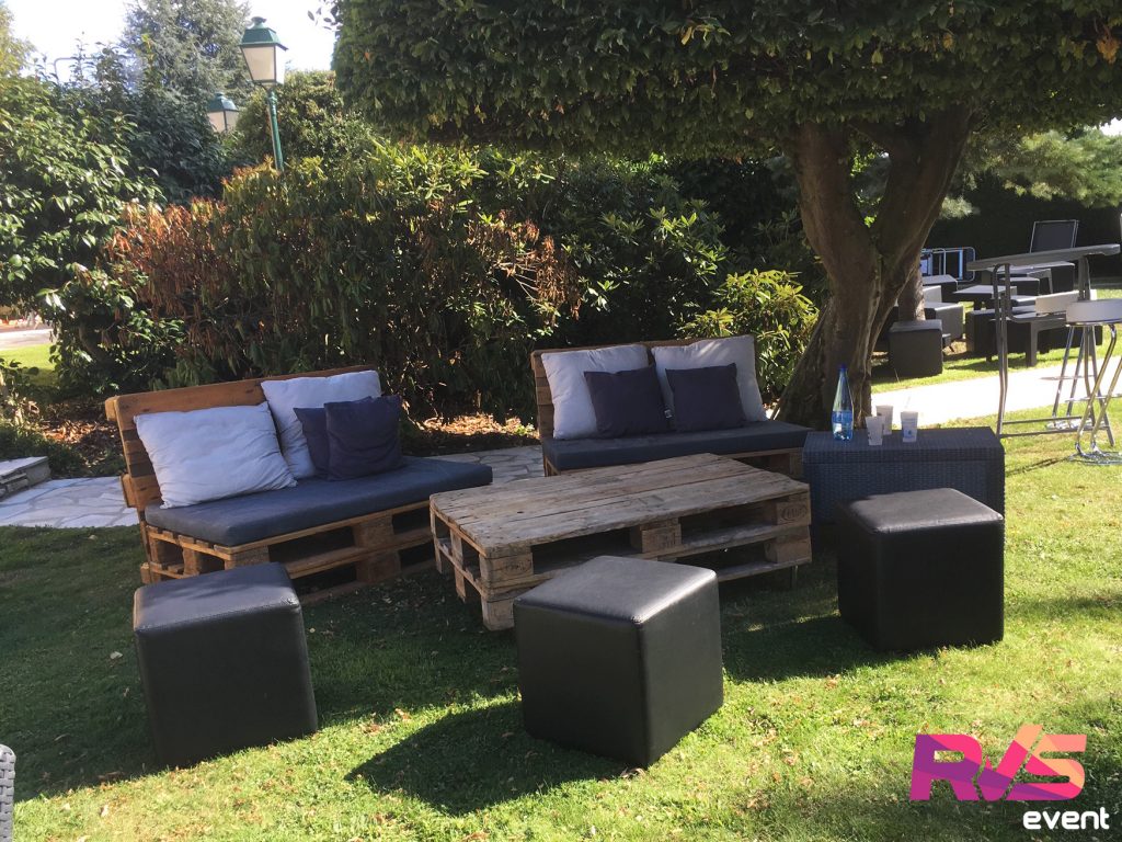 Mobilier palette avec table basse en bois, canapé lounge noir en smili-cuir