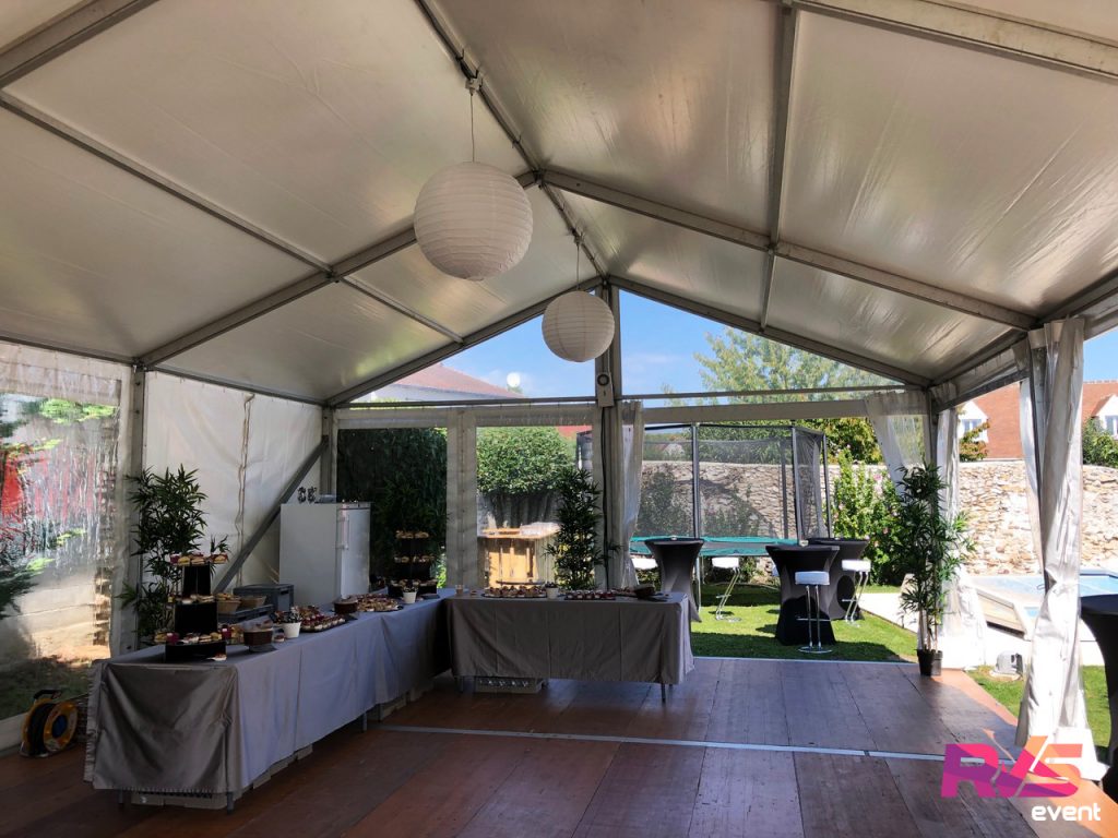 Buffet sous la tente avec tables buffets